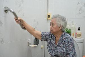 asiatico anziano o anziano signora anziana donna paziente uso pendenza passerella maniglia sicurezza con aiuto supporto assistente nel reparto infermieristico foto