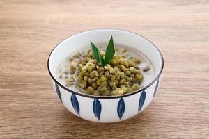 porridge di fagioli mung o bubur kacang hijau, porridge indonesiano di fagioli mung con latte di cocco, foglia di pandan e zenzero. servito in ciotola. foto