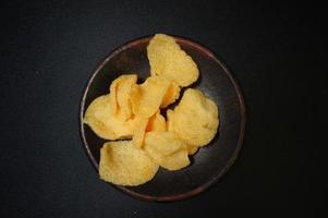 I cracker kerupuk sono un tipo di spuntino originario dell'Indonesia, generalmente a base di pasta di farina di tapioca foto