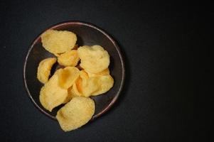 I cracker kerupuk sono un tipo di spuntino originario dell'Indonesia, generalmente a base di pasta di farina di tapioca foto