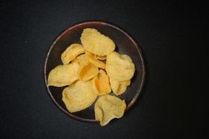 I cracker kerupuk sono un tipo di spuntino originario dell'Indonesia, generalmente a base di pasta di farina di tapioca foto