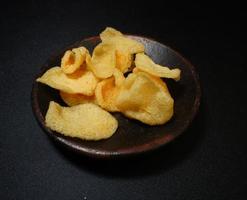 I cracker kerupuk sono un tipo di spuntino originario dell'Indonesia, generalmente a base di pasta di farina di tapioca foto