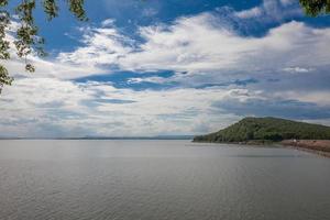 muro di diga con pieno d'acqua, Thailandia foto