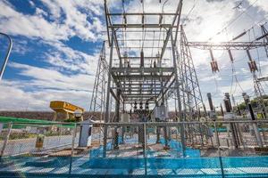 parte della sottostazione ad alta tensione con interruttori e sezionatori foto