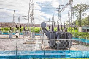 parte della sottostazione ad alta tensione con interruttori e sezionatori foto