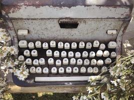 vista di un'antica macchina da scrivere manuale underwood su seppia foto