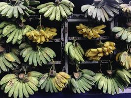 frutta di banana verde nel mercato indonesiano foto