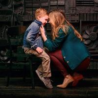 ritratto di un ragazzino carino alla moda con una bella mamma in studio fotografico foto