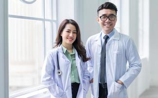 immagine del medico maschio e femmina asiatico foto