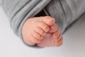piccole belle gambe di un neonato nei primi giorni di vita foto