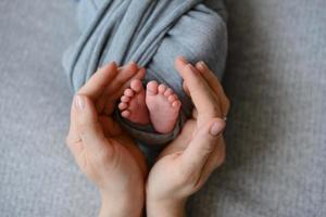piccole belle gambe di un neonato nei primi giorni di vita foto