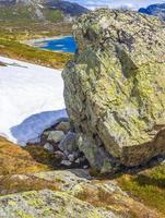 enorme masso grande roccia lago vavatn in hemsedal viken norvegia. foto