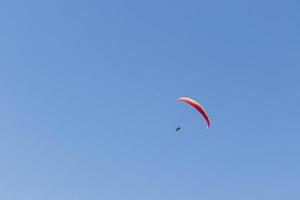 aviatore paracadute colorato con cielo blu. parapendio foto