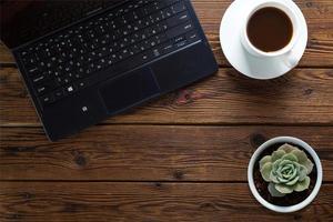 tavolo con laptop, caffè e succulente foto