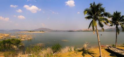 punto di vista lungo il bacino idrico di kaeng krachan provincia di phetchaburi, tailandia foto