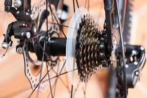 ruota posteriore e catena in una mountain bike - la bici del freno a disco posteriore, gli ingranaggi della bicicletta foto