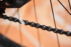 catena della bicicletta - primo piano ruota e catena in una mountain bike foto