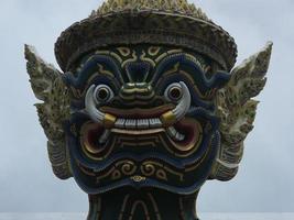 custode del demone nel grande palazzo di wat phra kaew della thailandia. foto