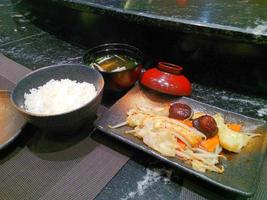 Mescolare le verdure fritte in salsa di soia giapponese, riso e zuppa di alghe foto