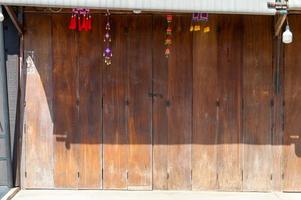 l'antica porta di legno è una grande tavola l'una contro l'altra. foto