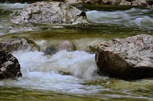 torrente e rocce foto