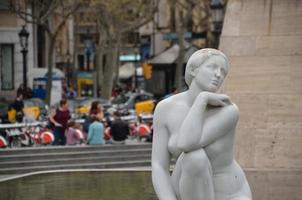 Fontana di figure femminili a Barcellona foto