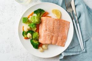 salmone e verdure al vapore, paleo, cheto, fodmap, dieta dash. dieta mediterranea con pesce al vapore foto
