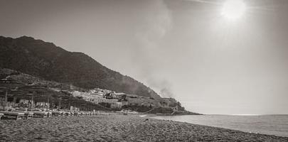 alba e fumo su resort e spiagge di kos grecia. foto
