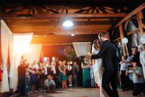 felici sposi al loro primo ballo, matrimonio foto