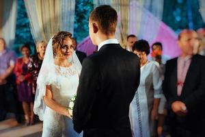 felici sposi al loro primo ballo, matrimonio foto