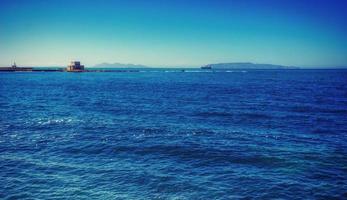 viste fantastiche mare blu e orizzonte del cielo foto