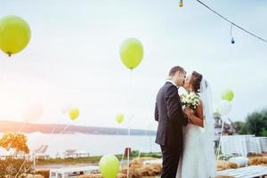 bella giovane coppia che si bacia matrimonio, sposa bionda con lei gr foto