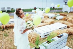 bella bruna sposa in un abito bianco al matrimonio foto