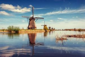 tradizionali mulini a vento olandesi dal canale Rotterdam. Olanda foto