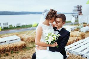 giovane sposa che abbraccia il suo sposo nel bellissimo parco foto