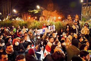 tbilisi, Georgia, 2022 - folla di manifestanti protesta in strada foto