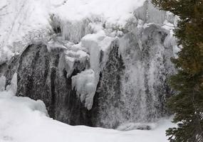 parco di yellowstone wyoming inverno neve cascata foto