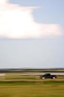 auto sfocata che accelera su un'autostrada del saskatchewan foto