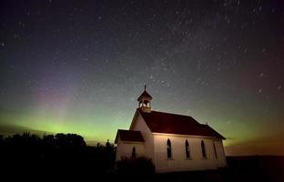 chiesa notturna aurora boreale foto