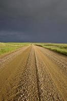 nuvole temporalesche sulla strada di campagna del saskatchewan foto