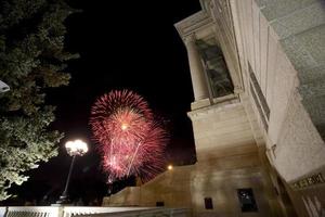 fuochi d'artificio vicino all'edificio del parlamento del saskatchewan foto