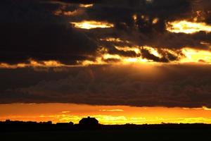 nuvole colorate durante un tramonto nel saskatchewan foto