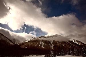 montagne rocciose in inverno foto