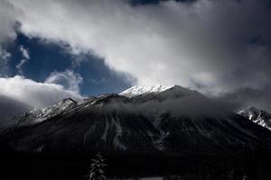 montagne rocciose in inverno foto