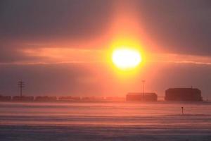 bufera di neve invernale e treno canada foto