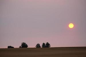 sole mattutino visto attraverso nuvole sottili nel pittoresco saskatchewan foto