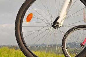 dettaglio delle ruote della bici foto