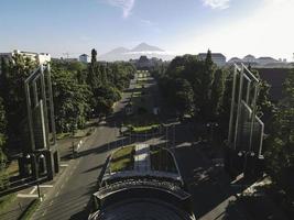 veduta aerea di universitas gadjah mada a yogyakarta, indonesia. yogyakarta, indonesia - settembre 2021. foto