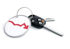 set di chiavi della macchina con la freccia del grafico finanziario che mostra il guadagno. concetto di perdita di produzione e redditività delle vendite di veicoli. foto