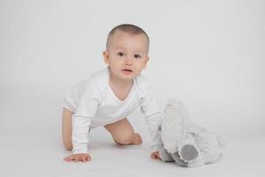 bambino su uno sfondo bianco foto